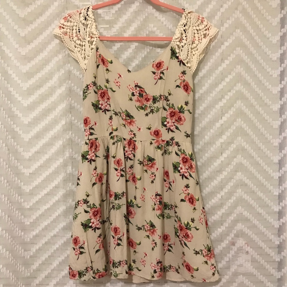 Forever 21 Floral Lace Sleeve Dress
